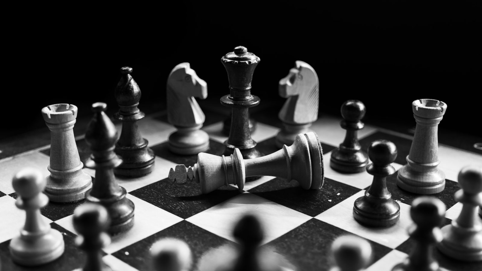 A chess board with a fallen king, representing conflict in family law litigation
